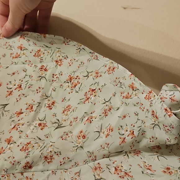 Agnes Orinda Pale Green Floral Keyhoke Blouse. NWT - Picture 6 of 7